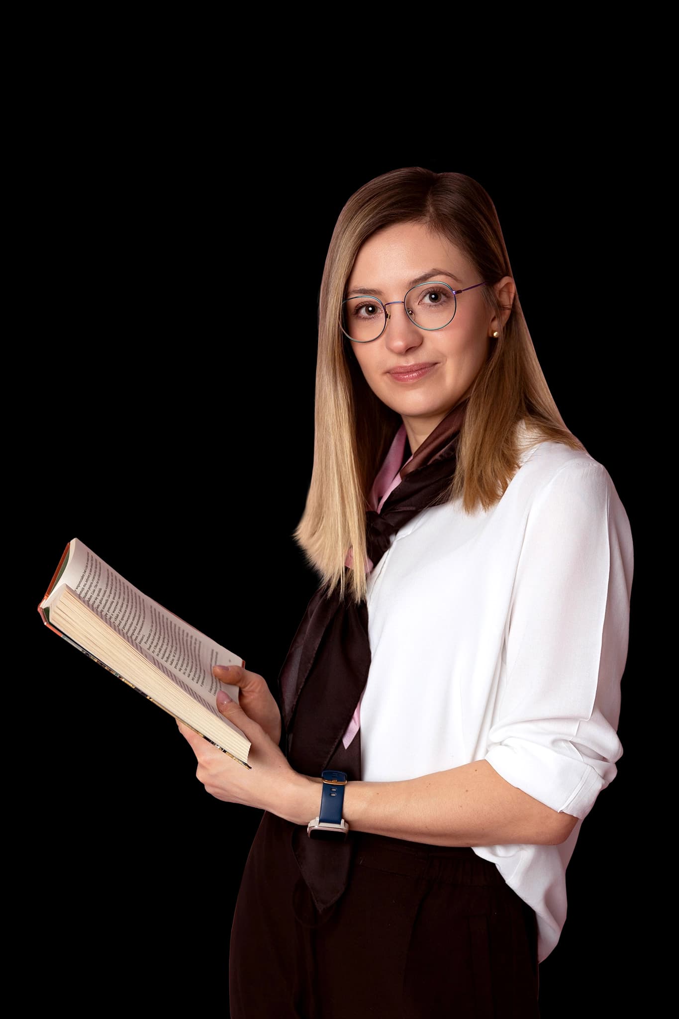Kobieta w okularach z książką
